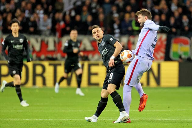 Frankfurt, Germany 07 April 2022 Europa League 2021 2022 Eintracht Frankfurt vs FC Barcelona v li in duel Rafael Borre Frankfurt vs Pique Barca Deutsche Bank Park Hessen Copyright: xFotostandx xRacochax