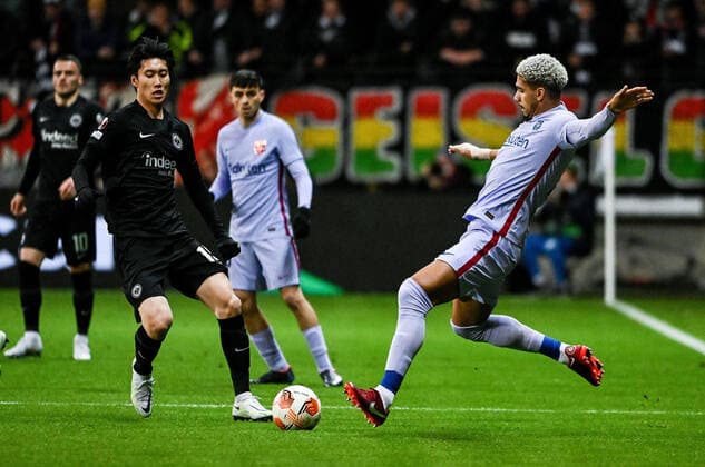 07 04 2022, xpsx, football UEFA Europa League quarterfinals, Eintracht Frankfurt FC Barcelona v l Daichi Kamada Eintracht Frankfurt , Ronald Araujo FC Barcelona DFL DFB REGULATIONS PROHIBIT ANY USE OF PHOTOGRAPHS as IMAGE SEQUENCES and or QUASI VIDEO emspor Frankfurt