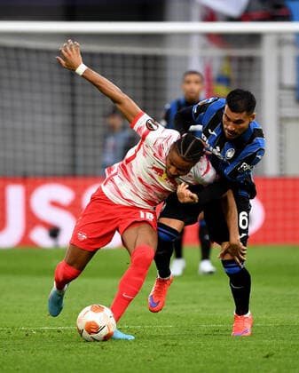 Football, men, 2021 2022 season, Europa League quarterfinals, first leg , RB Leipzig Atalanta Bergamo, v l Christopher Nkunku RB Leipzig , Jose Luis Palomino Atalanta Bergamo , 07 04 2022, Copyright: xSebastianxRäppoldx xMatthiasxKochx