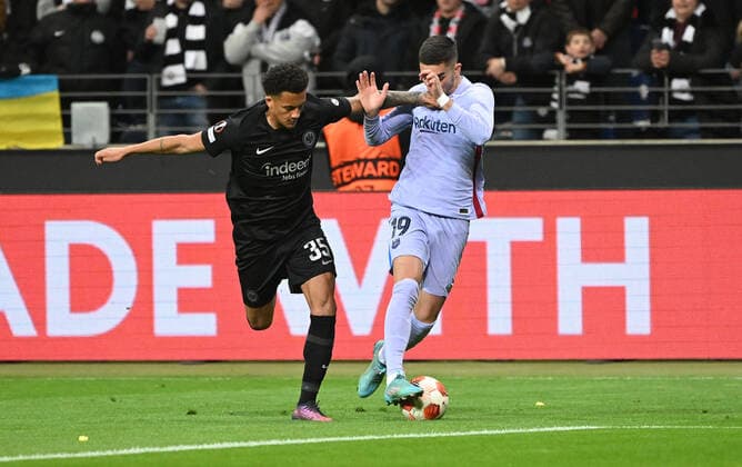 07 04 2022, xjhx, football UEFA Europa League, Eintracht Frankfurt FC Barcelona emspor, v l Tuta Eintracht Frankfurt Ferran Torres FC Barcelona duel, action, battle for the ball DFL DFB REGULATIONS PROHIBIT ANY USE OF PHOTOGRAPHS as IMAGE SEQUENCES and or QUASI VIDEO Frankfurt am Main