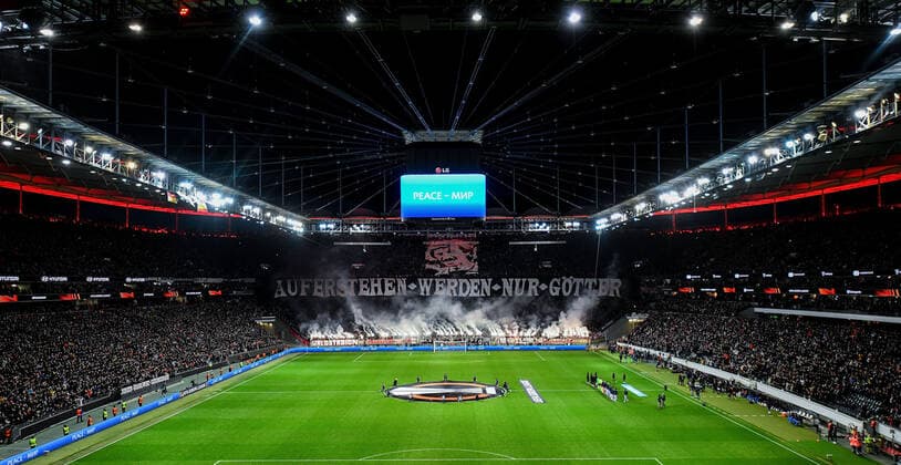 07 04 2022, xpsx, football UEFA Europa League quarterfinals, Eintracht Frankfurt FC Barcelona v l choreography of Frankfurt fans Ultras spectators mood Juergen Grabowski zuenden pyrotechnics, Bengalos, Boeller DFL DFB REGULATIONS PROHIBIT ANY USE OF PHOTOGRAPHS as IMAGE SEQUENCES and or QUASI VIDEO emspor Frankfurt