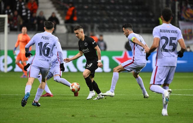 07 04 2022, xjhx, football UEFA Europa League, Eintracht Frankfurt FC Barcelona emspor, v l Rafael Borre, Rafael Santos Borre Maury Eintracht Frankfurt Pedri FC Barcelona Sergio Busquets FC Barcelona duel, action, battle for the ball DFL DFB REGULATIONS PROHIBIT ANY USE OF PHOTOGRAPHS as IMAGE SEQUENCES and or QUASI VIDEO Frankfurt am Main