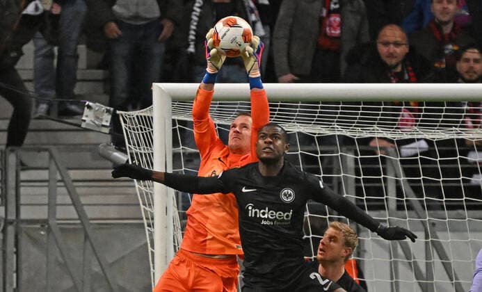 07 04 2022, xjhx, football UEFA Europa League, Eintracht Frankfurt FC Barcelona emspor, v l Marc Andre ter Stegen FC Barcelona Evan Ndicka N Dicka N Dicka Eintracht Frankfurt Zweikampf, action, battle for the ball Martin Hinteregger Eintracht Frankfurt zautz DFL DFB REGULATIONS PROHIBIT ANY USE OF PHOTOGRAPHS as IMAGE SEQUENCES and or QUASI VIDEO Frankfurt am Main