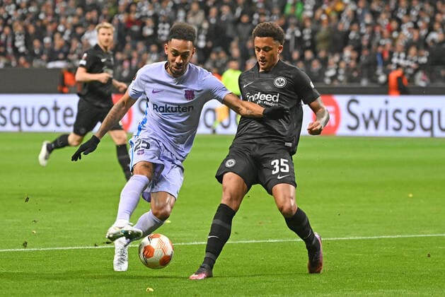 07 04 2022, xjhx, football UEFA Europa League, Eintracht Frankfurt FC Barcelona emspor, v l Pierre Emerick Aubameyang FC Barcelona Tuta Eintracht Frankfurt Zweikampf, action, battle for the ball DFL DFB REGULATIONS PROHIBIT ANY USE OF PHOTOGRAPHS AS IMAGE SEQUENCES AND OR QUASI VIDEO Frankfurt am Main