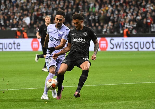 07 04 2022, xjhx, football UEFA Europa League, Eintracht Frankfurt FC Barcelona emspor, v l Pierre Emerick Aubameyang FC Barcelona Tuta Eintracht Frankfurt Zweikampf, action, battle for the ball DFL DFB REGULATIONS PROHIBIT ANY USE OF PHOTOGRAPHS AS IMAGE SEQUENCES AND OR QUASI VIDEO Frankfurt am Main