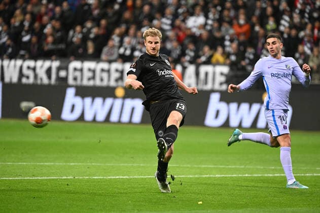07 04 2022, xjhx, football UEFA Europa League, Eintracht Frankfurt FC Barcelona emspor, v l Martin Hinteregger Eintracht Frankfurt zautz Ferran Torres FC Barcelona DFL DFB REGULATIONS PROHIBIT ANY USE OF PHOTOGRAPHS AS IMAGE SEQUENCES AND OR QUASI VIDEO Frankfurt am Main
