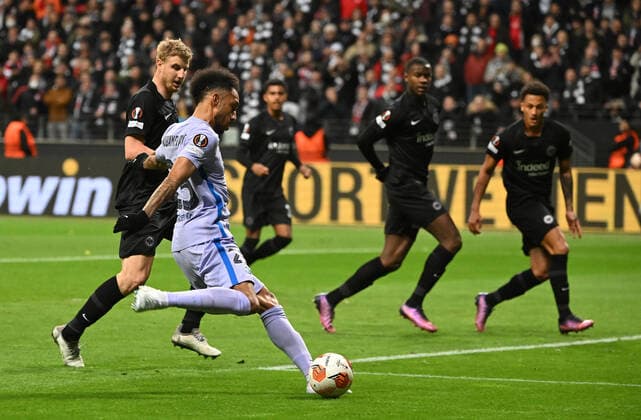 07 04 2022, xjhx, football UEFA Europa League, Eintracht Frankfurt FC Barcelona emspor, v l Martin Hinteregger Eintracht Frankfurt zautz Pierre Emerick Aubameyang FC Barcelona Zweikampf, action, action, battle for the ball DFL DFB REGULATIONS PROHIBIT ANY USE OF PHOTOGRAPHS AS IMAGE SEQUENCES AND OR QUASI VIDEO Frankfurt am Main