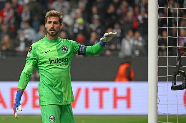 07 04 2022, xjhx, football UEFA Europa League, Eintracht Frankfurt FC Barcelona emspor, v l Kevin Trapp Eintracht Frankfurt gestures gives instructions DFL DFB REGULATES PROHIBIT ANY USE OF PHOTOGRAPHS as IMAGE SEQUENCES and or QUASI VIDEO Frankfurt am Main