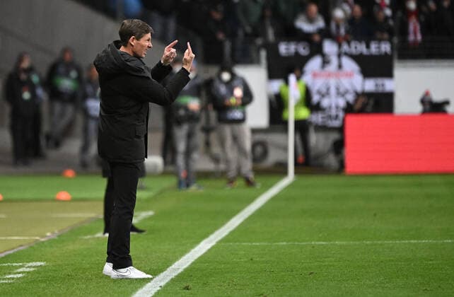07 04 2022, xjhx, football UEFA Europa League, Eintracht Frankfurt FC Barcelona emspor, v l coach Oliver Glasner Eintracht Frankfurt zautz gestures gives instructions DFL DFB REGULATES PROHIBIT ANY USE OF PHOTOGRAPHS as IMAGE SEQUENCES and or QUASI VIDEO Frankfurt am Main