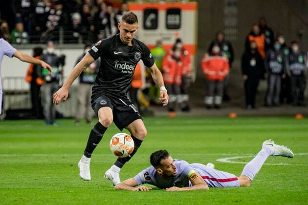 UEFA Europa League, Eintracht Frankfurt vs FC Barcelona, Deutsche Bank Park, Frankfurt, 07 04 2022 Rafael Santos Borre Eintracht Frankfurt 19 Sergio Busquets FC Barcelona 5 , Eintracht Frankfurt vs FC Barcelona, Frankfurt, Deutsche Bank Park, 7 4 2022 Copyright: xBEAUTIFULxSPORTS Gawlikx