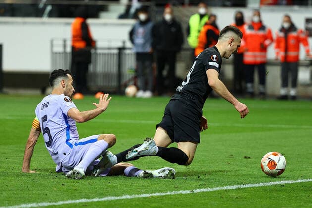 Frankfurt am Main, 07 04 2022 xjfx football UEFA Europa League, Eintracht Frankfurt FC Barcelona emspor, emonline, v l , No penalty, Busquets FC Barcelona , Rafael Santos Borre Maury Eintracht Frankfurt , Duel, Action, Action, Battles for the Ball Copyright: JoaquimxFerreira