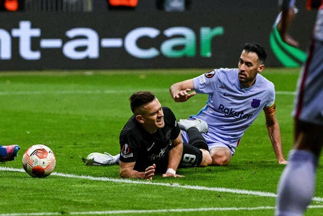 07 04 2022, xpsx, football UEFA Europa League quarterfinals, Eintracht Frankfurt FC Barcelona v l foul kein elfmeter Rafael Borre Eintracht Frankfurt , Sergio Busquets FC Barcelona DFL DFB REGULATIONS PROHIBIT ANY USE OF PHOTOGRAPHS as IMAGE SEQUENCES and or QUASI VIDEO emspor Frankfurt