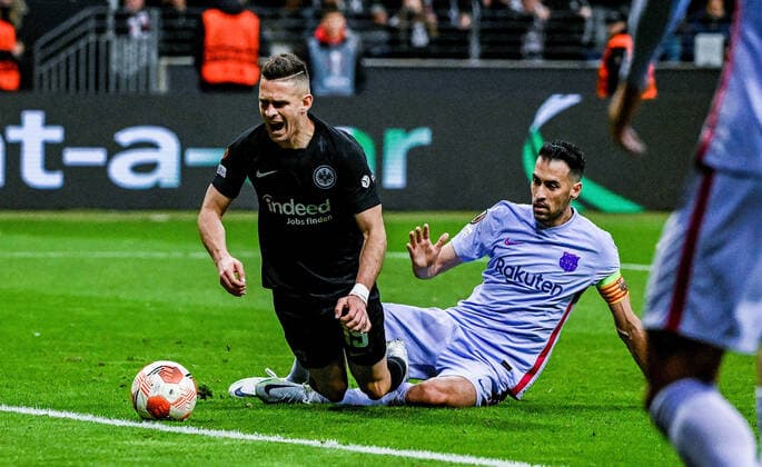 07 04 2022, xpsx, football UEFA Europa League quarterfinals, Eintracht Frankfurt FC Barcelona v l foul kein elfmeter Rafael Borre Eintracht Frankfurt , Sergio Busquets FC Barcelona DFL DFB REGULATIONS PROHIBIT ANY USE OF PHOTOGRAPHS as IMAGE SEQUENCES and or QUASI VIDEO emspor Frankfurt