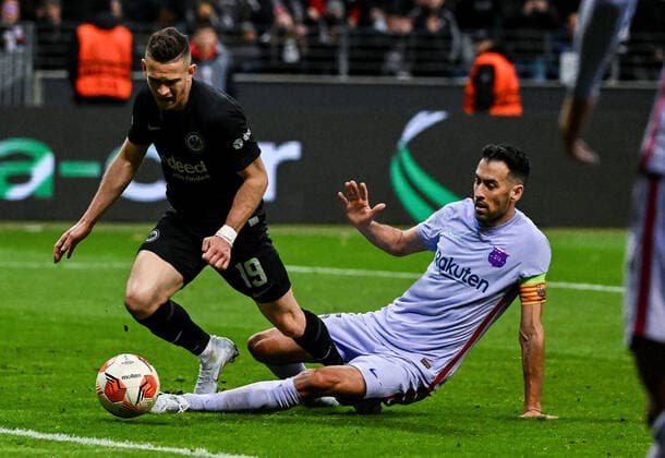 07 04 2022, xpsx, football UEFA Europa League quarterfinals, Eintracht Frankfurt FC Barcelona v l foul kein elfmeter Rafael Borre Eintracht Frankfurt , Sergio Busquets FC Barcelona DFL DFB REGULATIONS PROHIBIT ANY USE OF PHOTOGRAPHS as IMAGE SEQUENCES and or QUASI VIDEO emspor Frankfurt