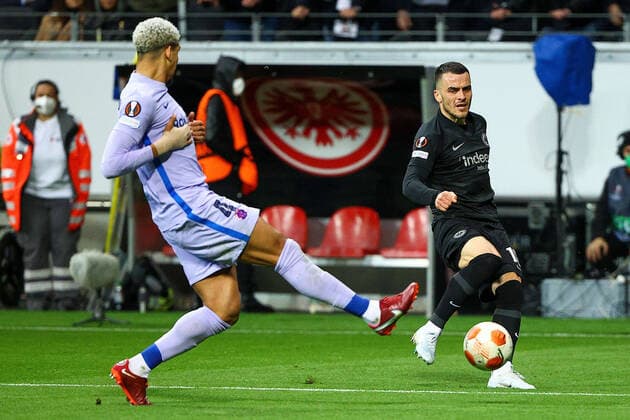 Frankfurt am Main, 07 04 2022 xjfx football UEFA Europa League, Eintracht Frankfurt FC Barcelona emspor, emonline, v l , Ronald Araujo FC Barcelona , Filip Kostic Eintracht Frankfurt Copyright: JoaquimxFerreira