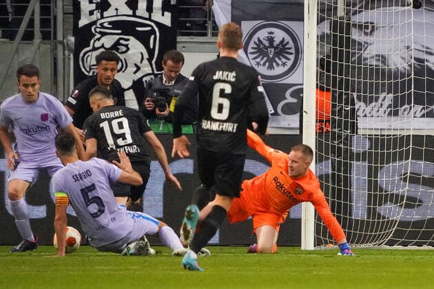 Sergio Besquets FC Barcelona, Barca fouls Rafael Santos Borre Eintracht Frankfurt penalty, but it is not given after VAR Frankfurt 07 04 2022 Eintracht Frankfurt vs FC Barcelona, UEFA Europa League, quarterfinals, first leg