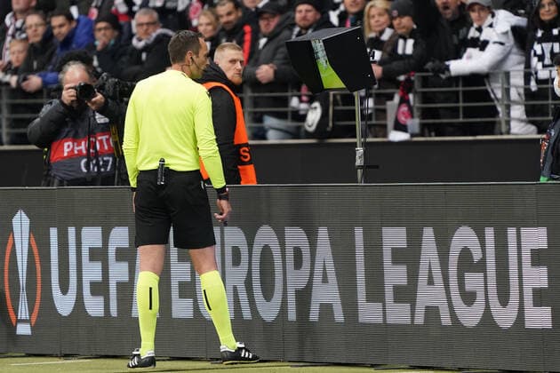 Referee Srdjan Jovanovic sifts through the video evidence and takes back the penalty Frankfurt 07 04 2022 Eintracht Frankfurt vs FC Barcelona, UEFA Europa League, quarter-finals, first leg