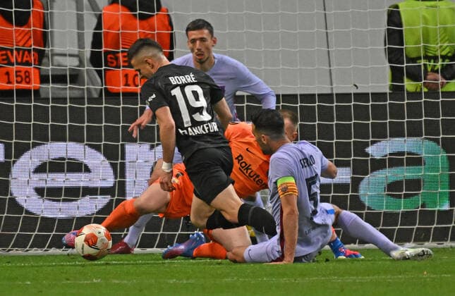 07 04 2022, xjhx, football UEFA Europa League, Eintracht Frankfurt FC Barcelona emspor, v l Marc Andre ter Stegen FC Barcelona Rafael Borre, Rafael Santos Borre Maury Eintracht Frankfurt Sergio Busquets FC Barcelona duel, action, battle for the ball alleged penalty VAR referee Srdjan Jovanovic Serbia DFL DFB REGULATIONS PROHIBIT ANY USE OF PHOTOGRAPHS as IMAGE SEQUENCES and or QUASI VIDEO Frankfurt am Main