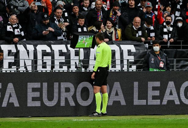 07 04 2022, xpsx, football UEFA Europa League quarterfinals, Eintracht Frankfurt FC Barcelona v l schiedsrichter Srdjan Jovanovic video evidence no penalty DFL DFB REGULATES PROHIBIT ANY USE OF PHOTOGRAPHS as IMAGE SEQUENCES and or QUASI VIDEO emspor Frankfurt