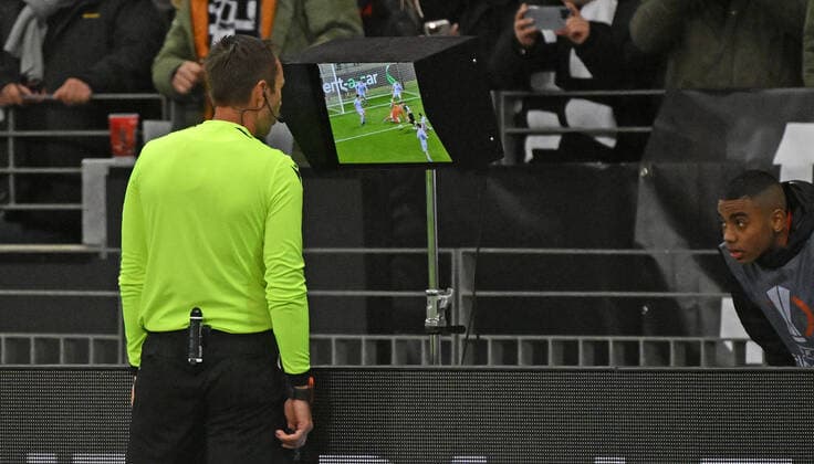 07 04 2022, xjhx, football UEFA Europa League, Eintracht Frankfurt FC Barcelona emspor, v l Rafael Borre, Rafael Santos Borre Maury Eintracht Frankfurt Sergio Busquets FC Barcelona duel, action, battle for the ball alleged penalty VAR referee Srdjan Jovanovic Serbia DFL DFB REGULATIONS PROHIBIT ANY USE OF PHOTOGRAPHS as IMAGE SEQUENCES and or QUASI VIDEO Frankfurt am Main