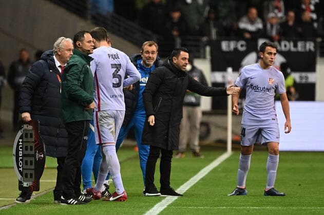 07 04 2022, xjhx, football UEFA Europa League, Eintracht Frankfurt FC Barcelona emspor, v l substitution Gerard Pique FC Barcelona Xavi Xavier Hernandez Creus coach Head Coach FC Barcelona DFL DFB REGULATIONS PROHIBIT ANY USE OF PHOTOGRAPHS AS IMAGE SEQUENCES AND OR QUASI VIDEO Frankfurt am Main