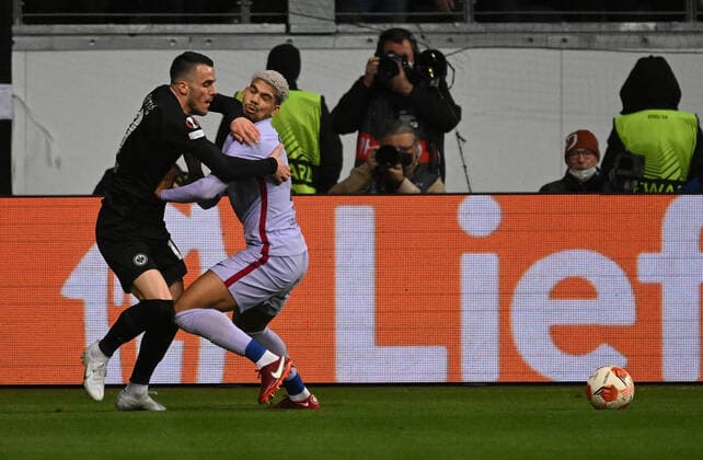 07 04 2022, xjhx, football UEFA Europa League, Eintracht Frankfurt FC Barcelona emspor, v l Filip Kostic Eintracht Frankfurt Ronald Araujo FC Barcelona Zweikampf, action, battle for the ball DFL DFB REGULATIONS PROHIBIT ANY USE OF PHOTOGRAPHS AS IMAGE SEQUENCES AND OR QUASI VIDEO Frankfurt am Main