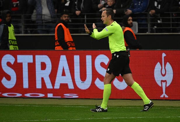 07 04 2022, xjhx, football UEFA Europa League, Eintracht Frankfurt FC Barcelona emspor, v l referee Srdjan Jovanovic Serbia after the VAR video evidence no penalty DFL DFB REGULATES PROHIBIT ANY USE OF PHOTOGRAPHS as IMAGE SEQUENCES and or QUASI VIDEO Frankfurt am Main