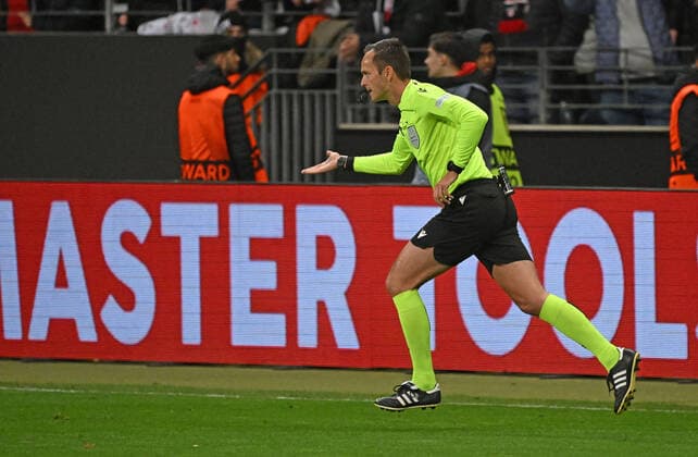 07 04 2022, xjhx, football UEFA Europa League, Eintracht Frankfurt FC Barcelona emspor, v l referee Srdjan Jovanovic Serbia after the VAR video evidence no penalty DFL DFB REGULATES PROHIBIT ANY USE OF PHOTOGRAPHS as IMAGE SEQUENCES and or QUASI VIDEO Frankfurt am Main