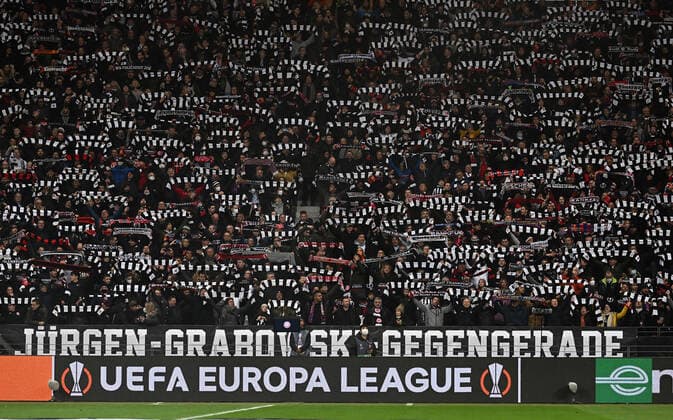 07 04 2022, xjhx, football UEFA Europa League, Eintracht Frankfurt FC Barcelona emspor, v l fans Eintracht Frankfurt, mood, scarves, DFL DFB REGULATES PROHIBIT ANY USE OF PHOTOGRAPHS as IMAGE SEQUENCES and or QUASI VIDEO Frankfurt am Main