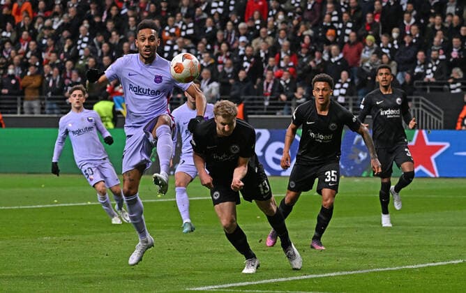 07 04 2022, xjhx, football UEFA Europa League, Eintracht Frankfurt FC Barcelona emspor, v l Pierre Emerick Aubameyang FC Barcelona Martin Hinteregger Eintracht Frankfurt zautz Zweikampf, action, battle for the ball DFL DFB REGULATIONS PROHIBIT ANY USE OF PHOTOGRAPHS AS IMAGE SEQUENCES AND OR QUASI VIDEO Frankfurt am Main