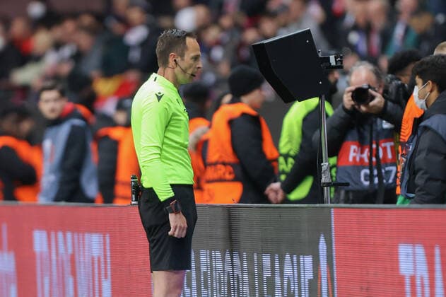 Eintracht Frankfurt FC Barcelona, UEFA Europa League referee Srdjan Jovanovic Serbia reviews the VAR quarter final first leg of the UEFA Europa League match between Eintracht Frankfurt and FC Barcelona at Deutsche Bank Park in Frankfurt am Main , Frankfurt am Main Hesse Germany Deutsche Bank Park on 7 April 2022