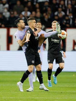 07 04 2022, football, Europa League, quarterfinals, Eintracht Frankfurt FC Barcelona, GER, Frankfurt am Main, Deutsche Bank Park picture v li Sergio Busquets FC Barcelona and Santos Borre Eintracht Frankfurt Copyright: HMBxMedia xHeikoxBecker
