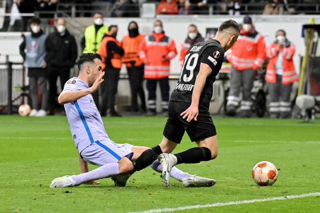 Frankfurt, Deutsche Bank Park, 07 04 22, GER, Men, UEFA Europa League, Season 2021 2022, Eintracht Frankfurt FC Barcelona Image from left in duel Sergio Busquets Barcelona and Rafael Santos Borre Frankfurt VAR corrects penalty decision Only for journalistic use Only for editorial use According to the DFL Deutsche Fußball Liga regulations it is prohibited, DFL regulations prohibit any use of photographs as image sequences and or quasi video Hessen Germany