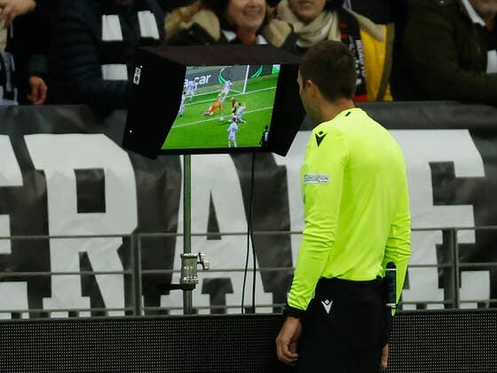 07 04 2022, football, Europa League, quarterfinal, Eintracht Frankfurt FC Barcelona, GER, Frankfurt am Main, Deutsche Bank Park Bild v li Referee Srdjan Jovanovic decides no penalty after video evidence, video assist, video evidence, TV evidence Copyright: HMBxMedia xHeikoxBecker