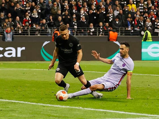 07 04 2022, football, Europa League, quarterfinal, Eintracht Frankfurt FC Barcelona, GER, Frankfurt am Main, Deutsche Bank Park picture v li Santos Borre Eintracht Frankfurt and Sergio Busquets FC Barcelona after this scene referee Srdjan Jovanovic first decided on penalty kick Copyright: HMBxMedia xHeikoxBecker
