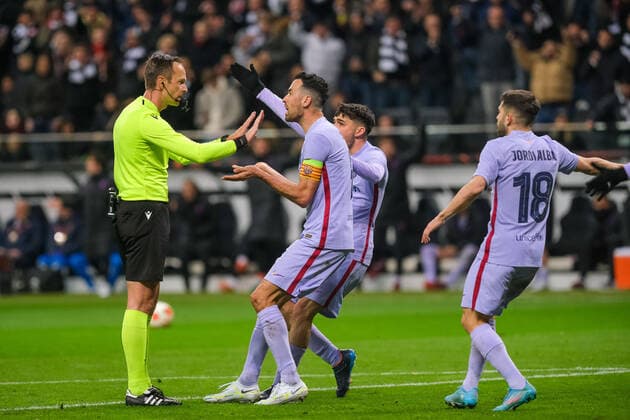 Srdjan Jovanovic referee with Sergio Busquets FC Barcelona, 5 , Pedri FC Barcelona, 16 and Jordi Alba FC Barcelona, 18 after his whistle for the penalty, Eintracht Frankfurt vs FC Barcelona, football, Europa League, quarterfinals, first leg, 2021 2022 season, 07 04 2022, Eintracht Frankfurt vs FC Barcelona, football, Europa League, quarterfinals, first leg, 2021 2022 season, 07 04 2022 Frankfurt am Main, Germany. Copyright: xEibner-Pressefotox EP_EER