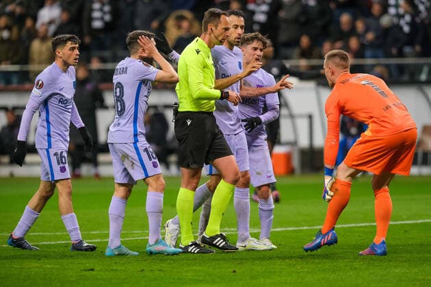Srdjan Jovanovic referee with Sergio Busquets FC Barcelona, 5 , Pedri FC Barcelona, 16 and Jordi Alba FC Barcelona, 18 and Marc Andre ter Stegen FC Barcelona, 1 after his whistle for the penalty, Eintracht Frankfurt vs FC Barcelona, football, Europa League, quarterfinals, first leg, 2021 2022 season, 07 04 2022, Eintracht Frankfurt vs FC Barcelona, football, Europa League, quarterfinals, first leg, 2021 2022 season, 07 04 2022 Frankfurt am Main, Germany. Copyright: xEibner-Pressefotox EP_EER