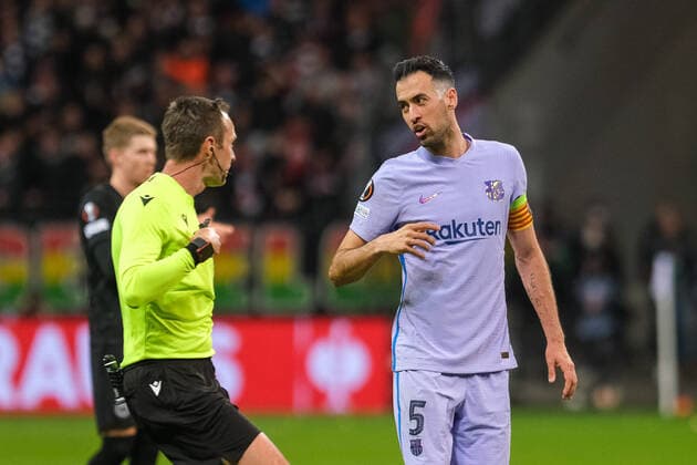 Srdjan Jovanovic referee with Sergio Busquets FC Barcelona, 5 , Eintracht Frankfurt vs FC Barcelona, football, Europa League, quarterfinals, first leg, 2021 2022 season, 07 04 2022, Eintracht Frankfurt vs FC Barcelona, football, Europa League, quarterfinals, first leg, 2021 2022 season, 07 04 2022 Frankfurt am Main, Germany Copyright: xEibner-Pressefotox EP_EER