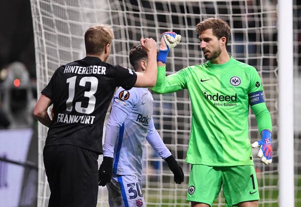 FOOTBALL EUROPE LEAGUE SEASON 2021 2022 quarterfinal first leg Eintracht Frankfurt FC Barcelona 07 04 2022 goalkeeper Kevin Trapp r high-fives Martin Hinteregger l, Eintracht Frankfurt
