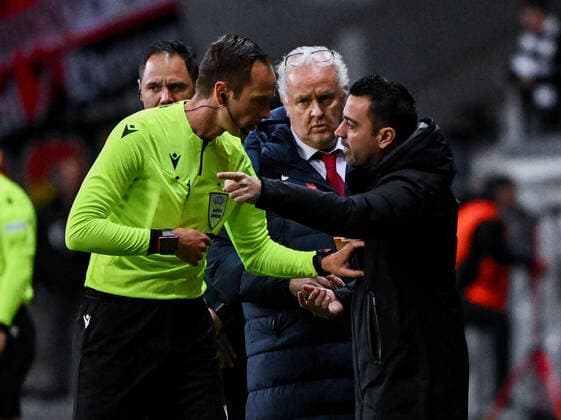 07 04 2022, xpsx, football UEFA Europa League quarterfinals, Eintracht Frankfurt FC Barcelona v l schiedsrichter Srdjan Jovanovic , Xavi Xavier Hernandez Creus coach Head Coach FC Barcelona DFL DFB REGULATIONS PROHIBIT ANY USE OF PHOTOGRAPHS as IMAGE SEQUENCES and or QUASI VIDEO emspor Frankfurt