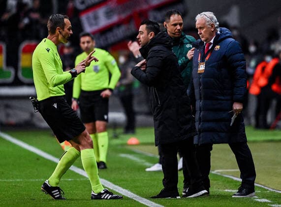07 04 2022, xpsx, football UEFA Europa League quarterfinals, Eintracht Frankfurt FC Barcelona v l schiedsrichter Srdjan Jovanovic , Xavi Xavier Hernandez Creus coach Head Coach FC Barcelona DFL DFB REGULATIONS PROHIBIT ANY USE OF PHOTOGRAPHS as IMAGE SEQUENCES and or QUASI VIDEO emspor Frankfurt