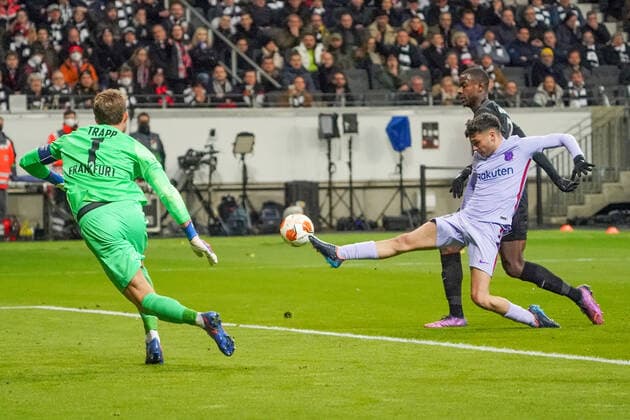 Pedri FC Barcelona, Barca narrowly misses the ball Frankfurt 07 04 2022 Eintracht Frankfurt vs FC Barcelona, UEFA Europa League, quarterfinals, first leg