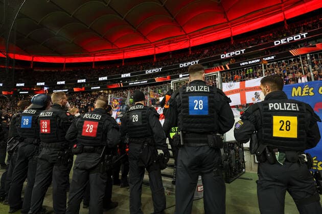 Frankfurt am Main, 07 04 2022 xjfx football UEFA Europa League, Eintracht Frankfurt FC Barcelona emspor, emonline, v l , police action by the FC Barcelona fans, mood, flags, chalks Copyright: JoaquimxFerreira