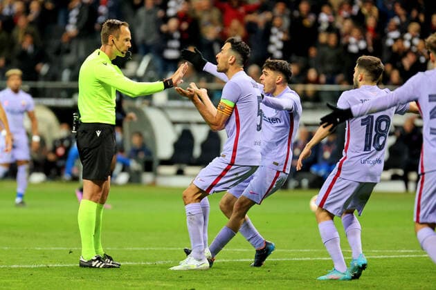 Frankfurt, Germany 07 April 2022 Europa League 2021 2022 Eintracht Frankfurt vs FC Barcelona Busquets Barca and Pedri Barca loudly and gesticulately complain about the alleged penalty decision of referee Srdan Jovanovic Serbia Deutsche Bank Park Hesse Copyright: xFotostandx xRacochax