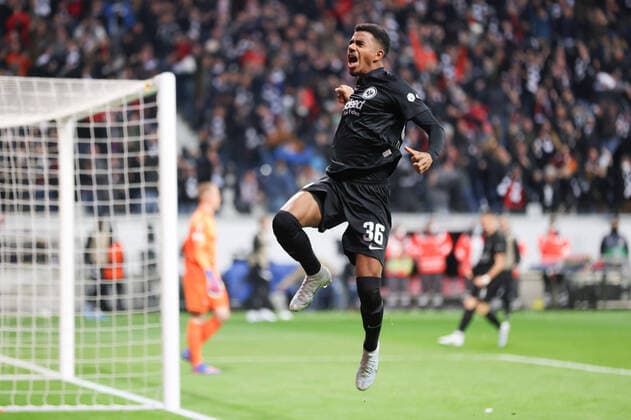 Sport Themen der Woche KW14 Sport Bilder des Tages Eintracht Frankfurt - FC Barcelona, Barca UEFA Europa League Tor für Frankfurt zum 1:0 durch Ansgar Knauff (Eintracht Frankfurt, 36). Viertelfinal-Hinspiel der UEFA Europa League zwischen Eintracht Frankfurt und dem FC Barcelona am 7. April 2022 im Deutsche Bank Park in Frankfurt am Main., Frankfurt am Main Hessen Deutschland Deutsche Bank Park *** Eintracht Frankfurt FC Barcelona, UEFA Europa League Goal for Frankfurt to 1 0 by Ansgar Knauff Eintracht Frankfurt, 36 quarterfinal first leg of the UEFA Europa League between Eintracht Frankfurt and FC Barcelona on 7 April 2022 at Deutsche Bank Park in Frankfurt am Main , Frankfurt am Main Hessen Germany Deutsche Bank Park