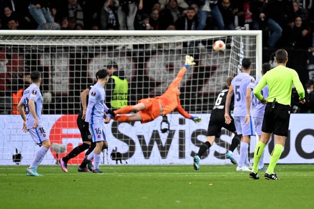 Sport Themen der Woche KW14 Sport Bilder des Tages Frankfurt, Deutsche Bank Park, 07.04.22, GER, Herren, UEFA Europa League, Saison 2021-2022, Eintracht Frankfurt - FC Barcelona, Barca Bild: Ansgar Knauff (Frankfurt) macht das Tor zum 1:0 Nur fuer journalistische Zwecke! Only for editorial use! Gemaess den Vorgaben der DFL Deutsche Fußball Liga ist es untersagt, in dem Stadion und oder vom Spiel angefertigte Fotoaufnahmen in Form von Sequenzbildern und oder videoaehnlichen Fotostrecken zu verwerten bzw. verwerten zu lassen. DFL regulations prohibit any use of photographs as image sequences and or quasi-video. Hessen Deutschland *** Frankfurt, Deutsche Bank Park, 07 04 22, GER, Herren, UEFA Europa League, Saison 2021 2022, Eintracht Frankfurt FC Barcelona Bild Ansgar Knauff Frankfurt macht das Tor zum 1 0 Nur fuer journalistische Zwecke Only for editorial use According to the regulations of the DFL Deutsche Fußball Liga, it is prohibited to exploit or have exploited photographs taken in the stadium and or from the game in the form of sequence images and or video-like photo series DFL regulations prohibit any use of photographs as image sequences and or quasi video Hesse Germany