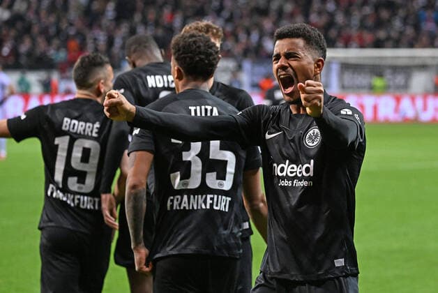 07 04 2022, xjhx, football UEFA Europa League, Eintracht Frankfurt FC Barcelona emspor, v l goal celebration after the goal celebrating the goal celebrate 1 0 by Ansgar Knauff Eintracht Frankfurt DFL DFB REGULATIONS PROHIBIT ANY USE OF PHOTOGRAPHS as IMAGE SEQUENCES and or QUASI VIDEO Frankfurt am Main