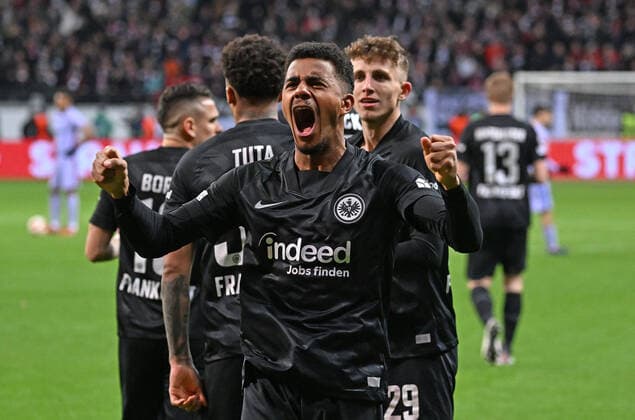 07 04 2022, xjhx, football UEFA Europa League, Eintracht Frankfurt FC Barcelona emspor, v l goal celebration after the goal celebrating the goal celebrate 1 0 by Ansgar Knauff Eintracht Frankfurt DFL DFB REGULATIONS PROHIBIT ANY USE OF PHOTOGRAPHS as IMAGE SEQUENCES and or QUASI VIDEO Frankfurt am Main