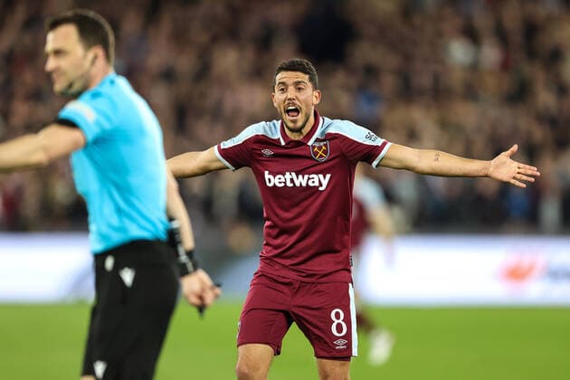 West Ham gegen Lyon 6. April 2022, London EUROPA League Fußball, Viertelfinale, Hinspiel West Ham gegen Olympique Lyonnais Pablo Fornals von West Ham streitet mit Schiedsrichter Felix Zwayer Foto Charlotte Wilson Abseits London UK  Copyright: xCharlottexWilsonx xOffsidexOffside