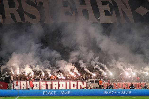 Pyro in stadium, Eintracht Frankfurt vs FC Barcelona, football, Europa League, quarterfinals, first leg, 2021 2022 season, 07 04 2022, Eintracht Frankfurt vs FC Barcelona, football, Europa League, quarterfinals, first leg, 2021 2022 season, 07 04 2022 Frankfurt am Main, Germany Copyright: xEibner-Pressefotox EP_EER
